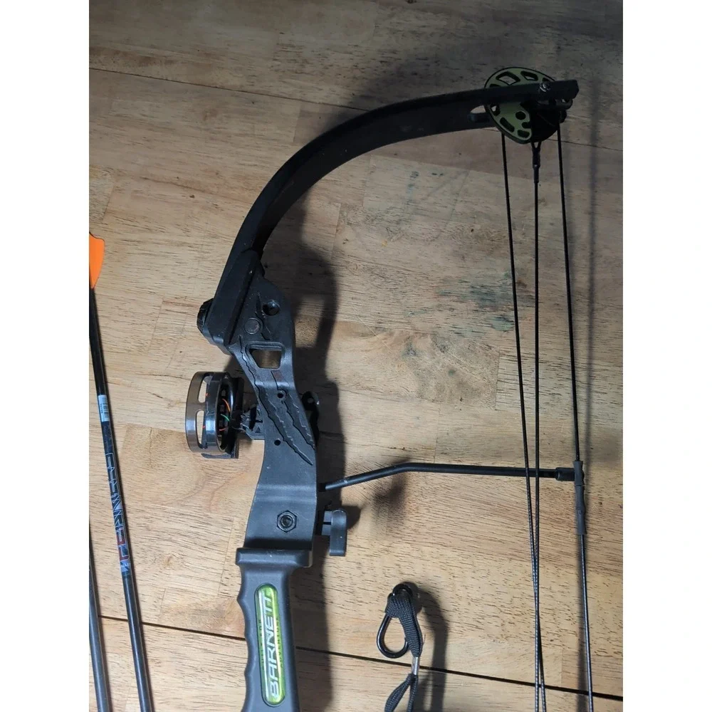 Barnett Tom Cat Youth Bow/3 Practice Arrows And Big Game Retractable Gear Lift